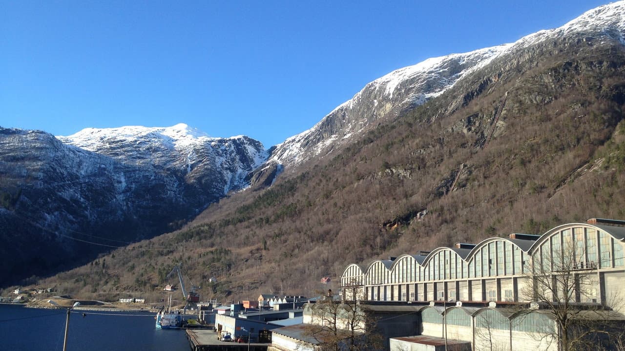 FrĂ„ solside til skuggeland? -Industristaden Ă
lvik i Hardanger